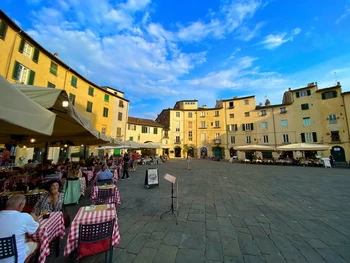Restaurantes en la plaza del Anfiteatro de Lucca