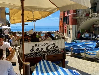 Riomaggiore Cinque Terre; vista dal porticciolo